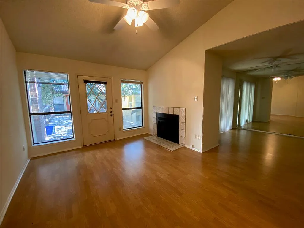 806 W 24th Apt 306 — Photo 2