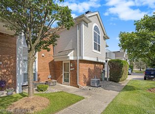 52332 Stoneridge Dr, Macomb, MI 48042