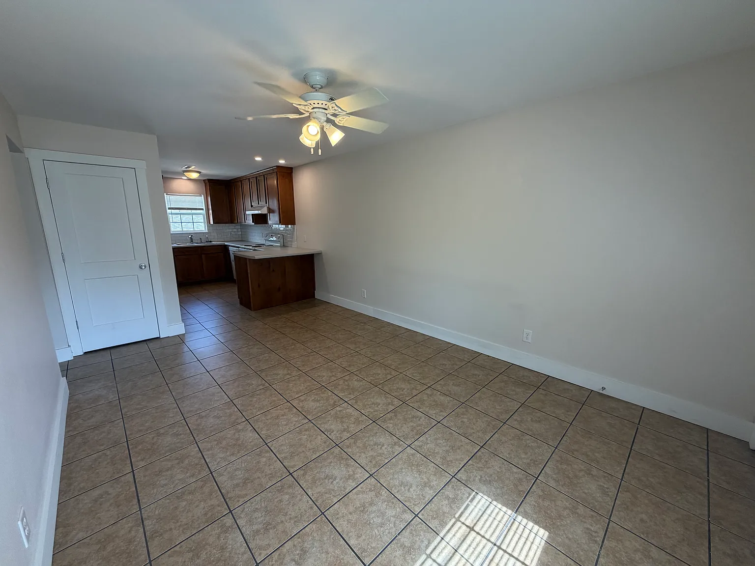 1 bed, 700 sqft, $995 — Photo 2
