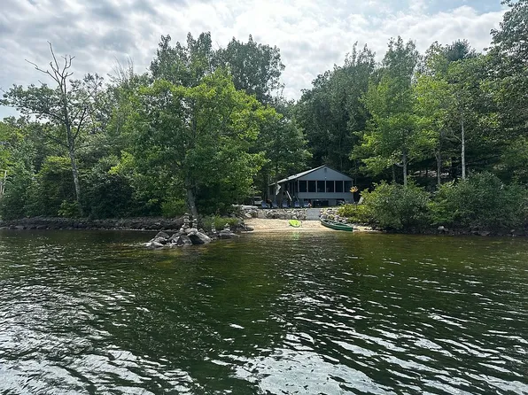 7 Sunset Rd, Raymond, ME 04071