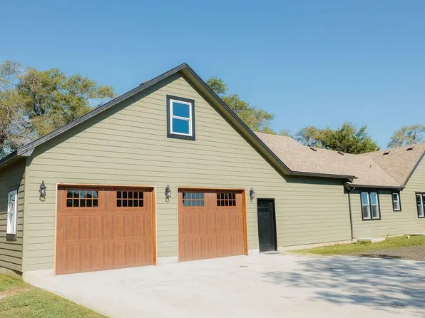 1527 E 30th Ave, Hutchinson, KS 67502