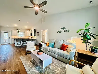 3 bed, 1300 sqft, $3,400 — Photo 2