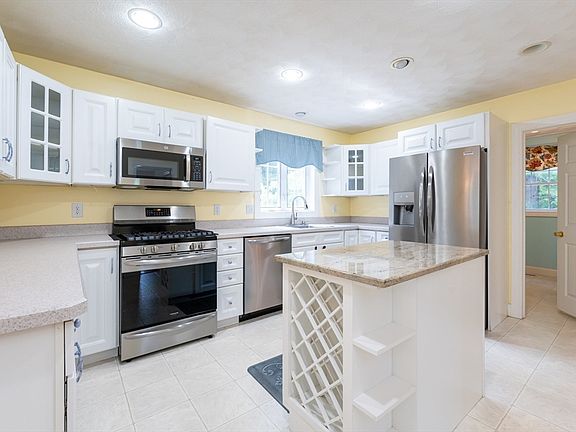 3rd image of 10 Westmeadow Ln