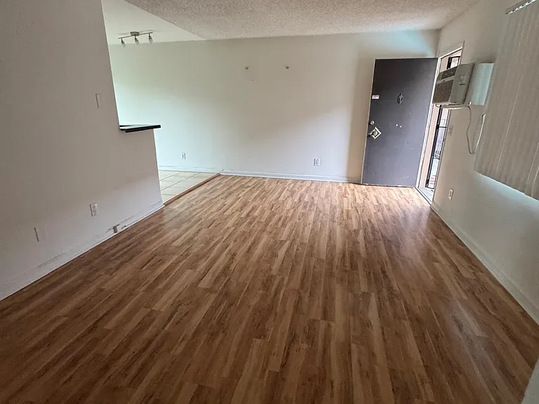 11460 Riverside Dr — Photo 7