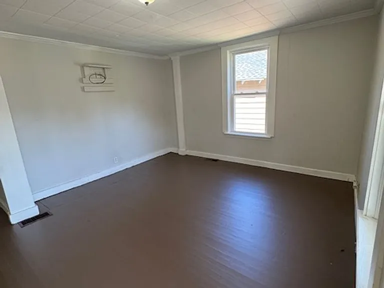 136 Home St — Photo 2