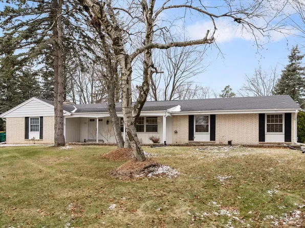 10821 North Hedgewood LANE, Mequon, WI 53092