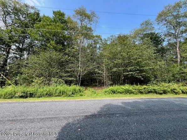 26 Lehigh River Ct, Gouldsboro, PA 18424