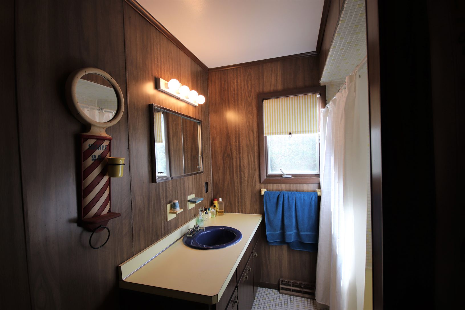  Main bathroom with tub