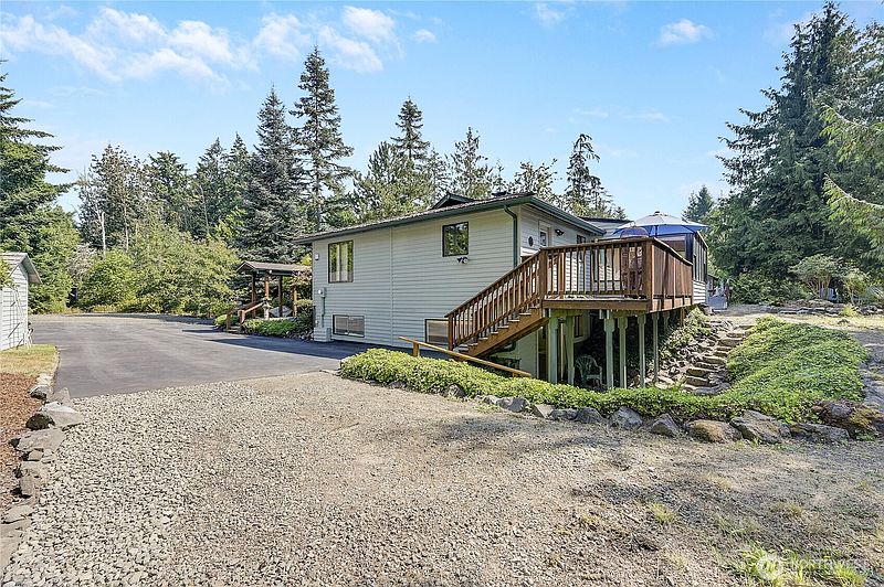 4th image of 2357 Mountain View Road E