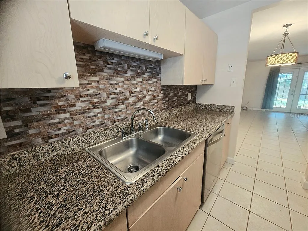 2 bed, 1.5 bath, 1000 sqft, $1,075 — Photo 3