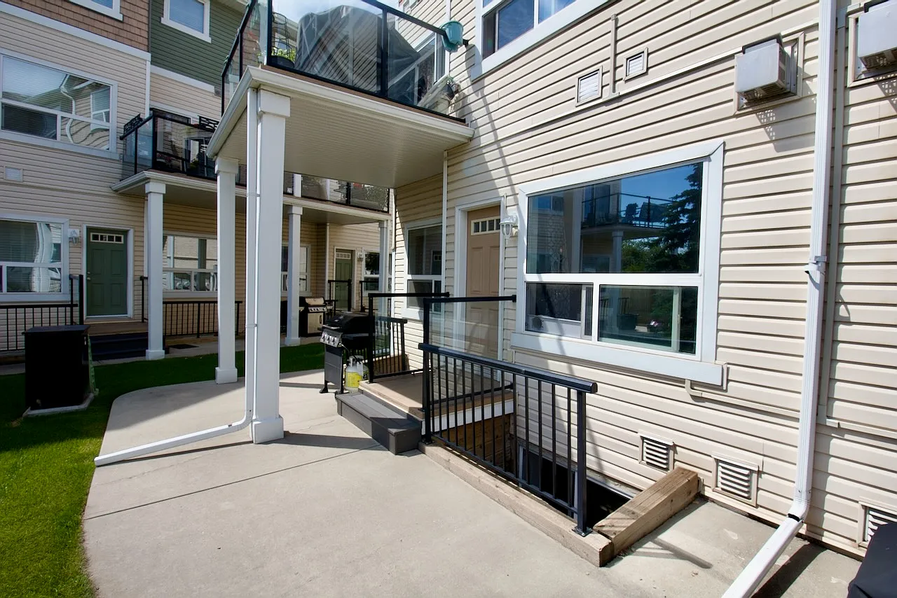 2 Bed 2.5 Bath Silver Berry SE Edmonton — Photo 2