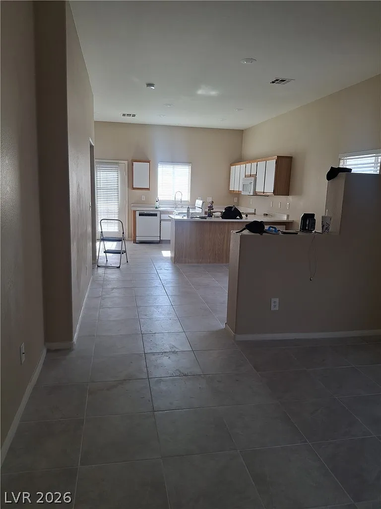4 bed, 2.0 bath, 1548 sqft, $2,024 — Photo 2