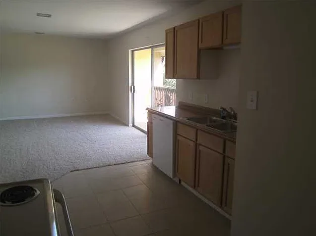402 Marshall Ct NW #6 — Photo 2