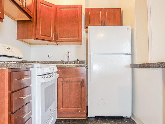 2nd image of 912 W Lawrence Ave #407