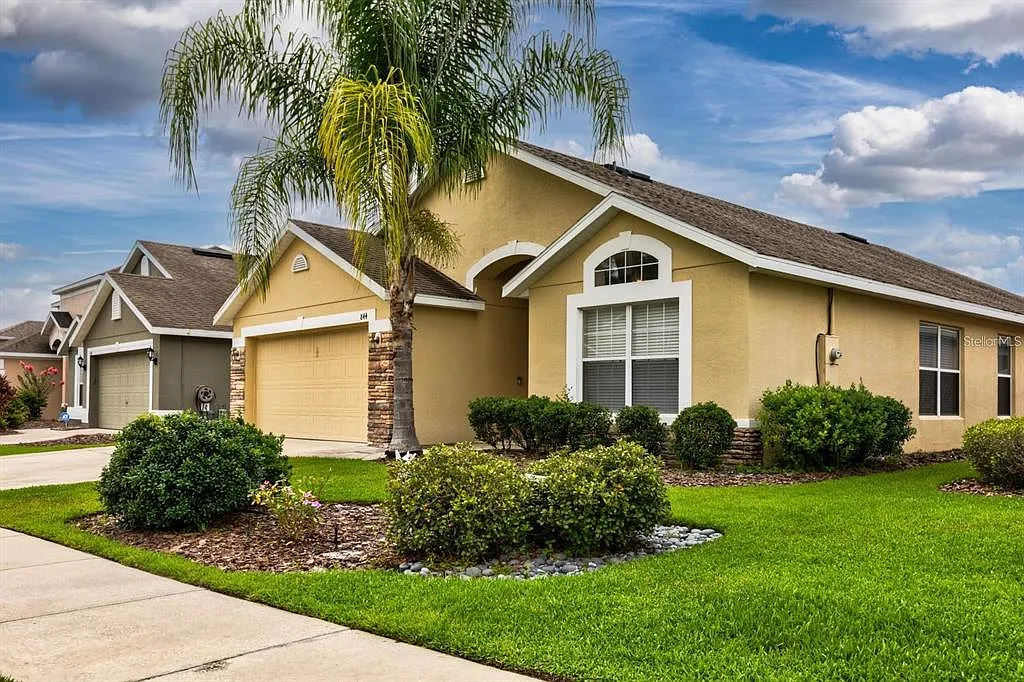 3 bed, 2.0 bath, 1875 sqft, $2,390 — Photo 1