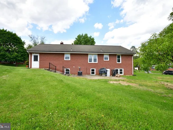 556 Oak Ridge Dr, Millersville, PA 17551
