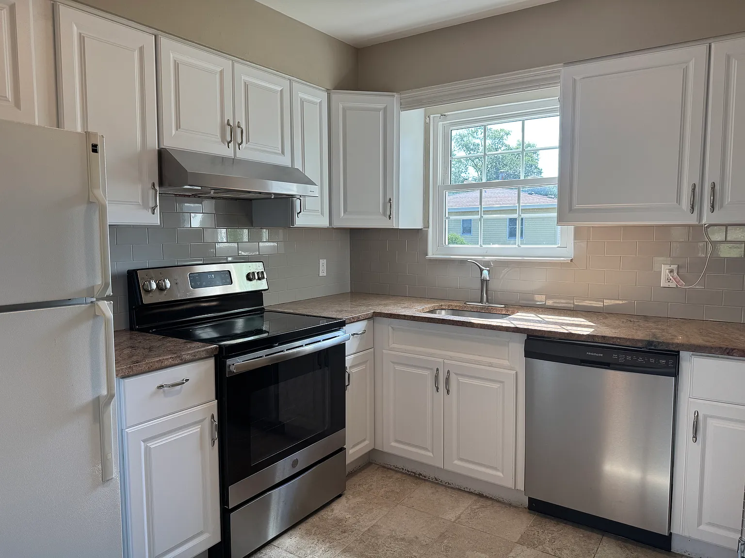 3 bed, 1284 sqft, $4,200 — Photo 2