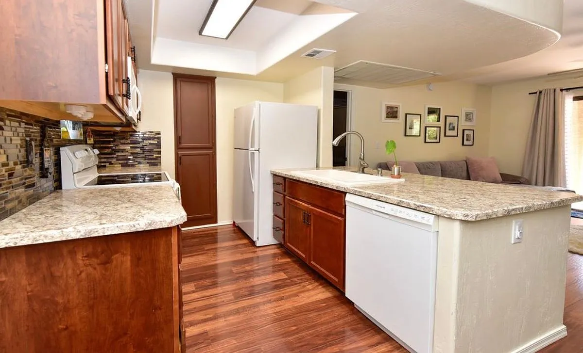 2 bed, 2.0 bath, 920 sqft, $2,000 — Photo 3