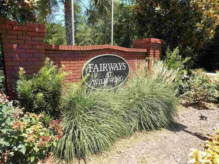 1046 Fairway Ln — Photo 2