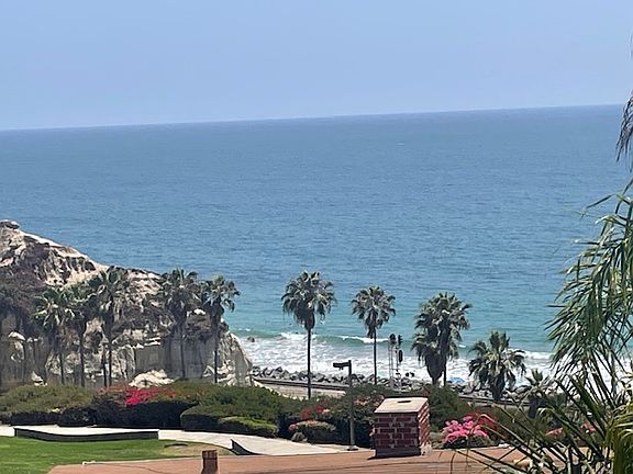 Gorgeous white water views, watch the boats, surfers, dolphins from your private new deck.