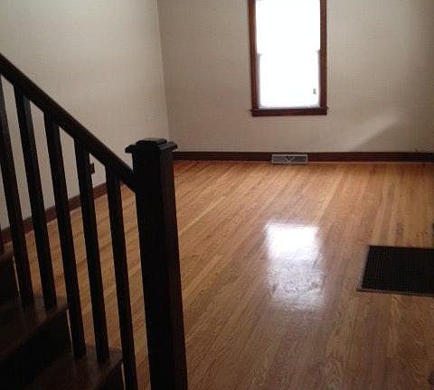 Hardwood/Staircase/LR