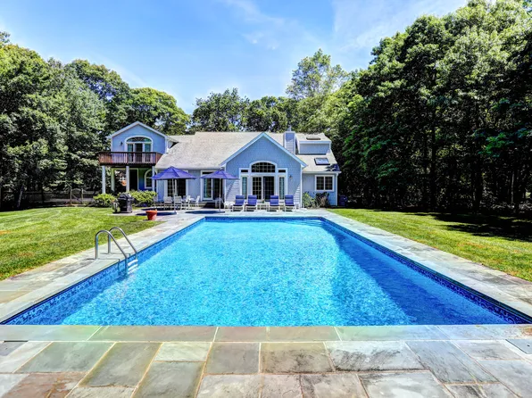 https://photos.zillowstatic.com/fp/544f8a02da653dd2e031156f0cff5e35-p_e.webp