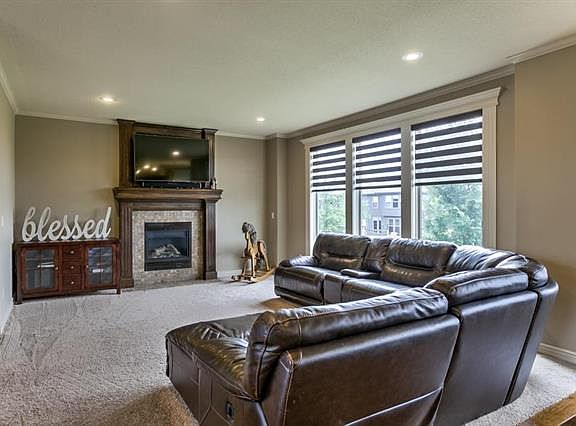 3rd image of 604 SW Lake Side Dr