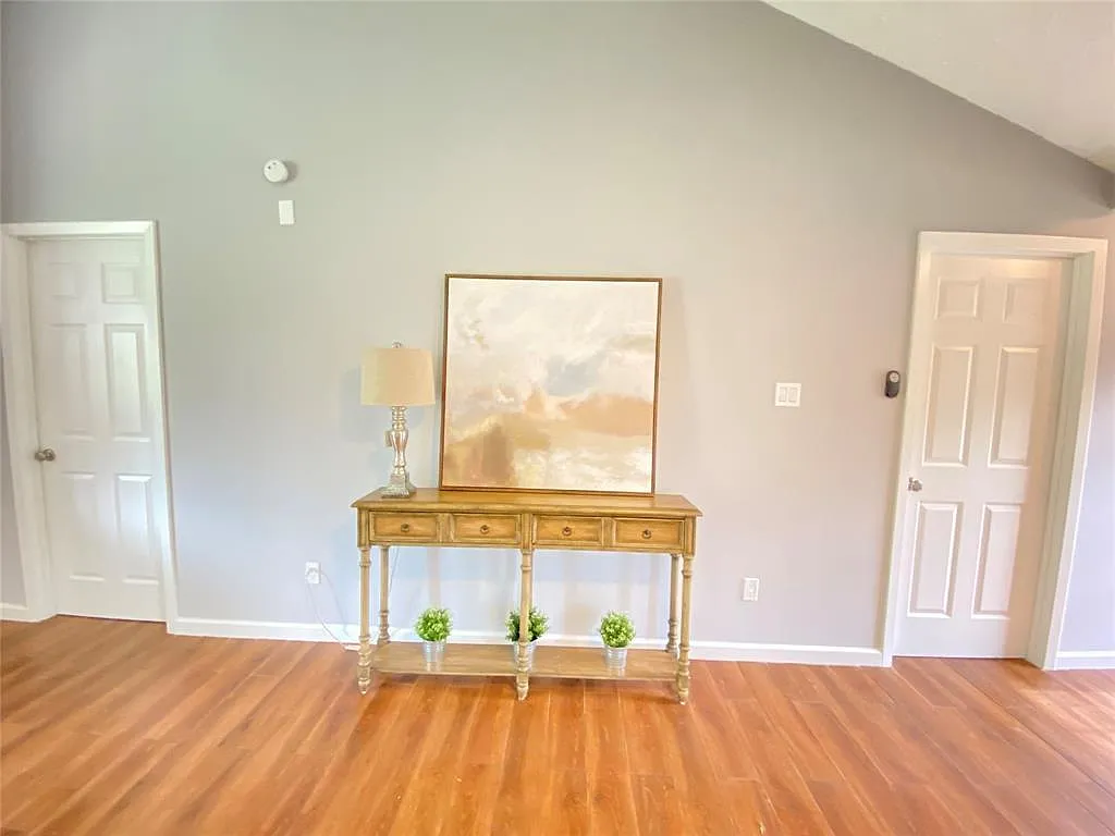 3 bed, 2.0 bath, 1089 sqft, $1,980 — Photo 4