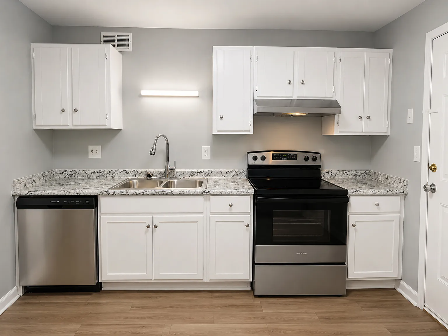 420 Fairfax Dr — Photo 2