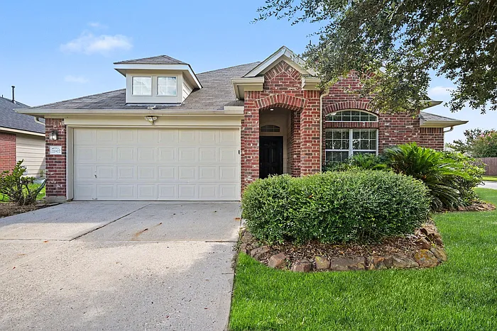 4 bed, 2.0 bath, 1931 sqft, $2,275 — Photo 1