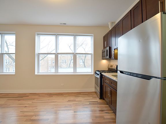 3rd image of 3804 W Montrose Ave #303