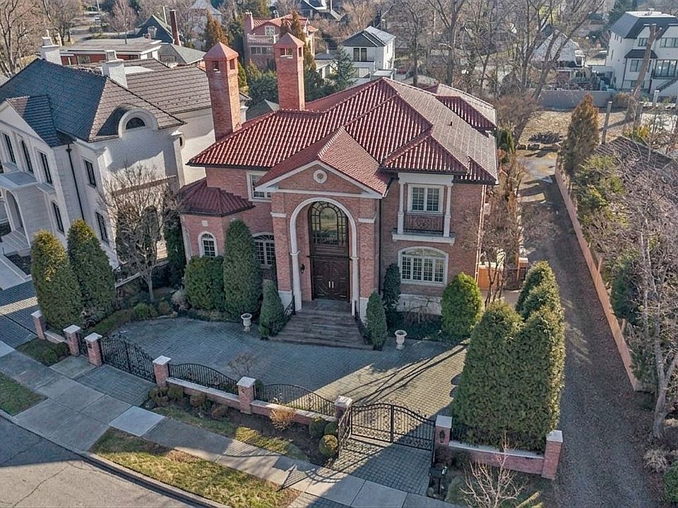 1st image of 12 Point Cres