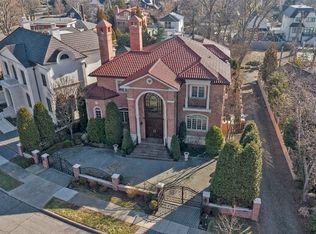 12 Point Cres, Whitestone, NY 11357