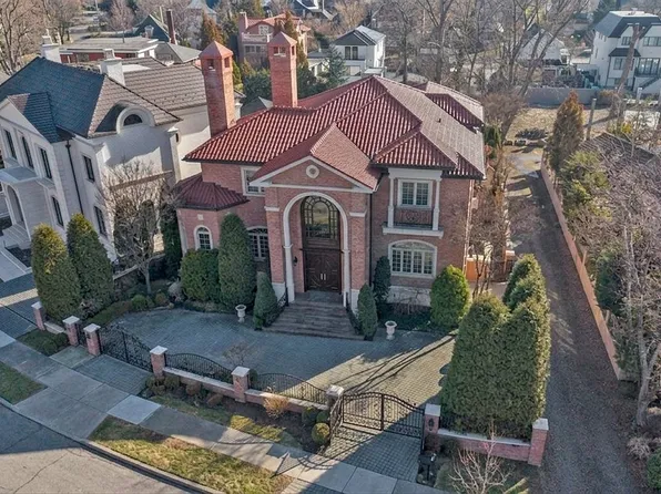 12 Point Cres, Flushing, NY 11357