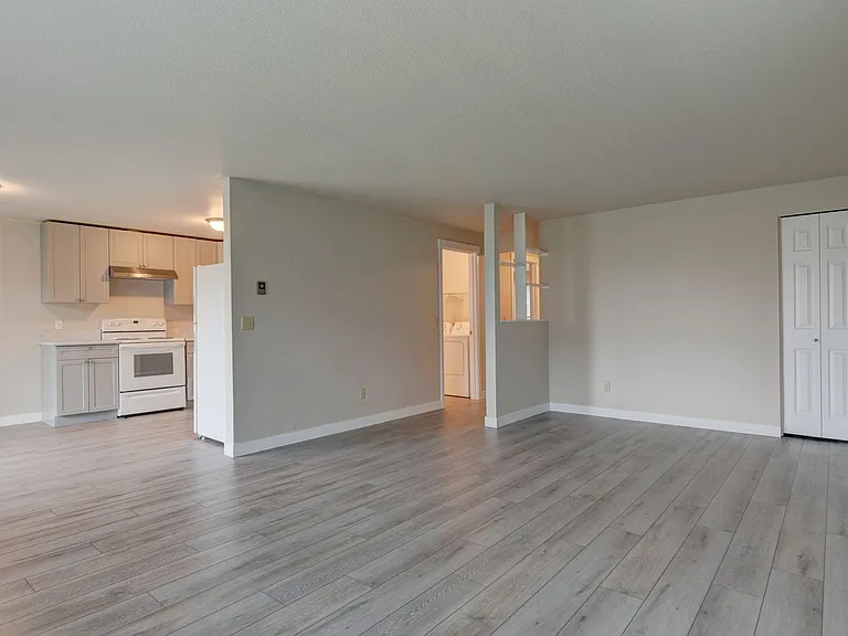 0110-1080 SE City Beach — Photo 2