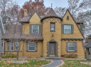 7228 Ward Pkwy, Kansas City, MO 64114