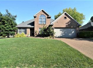 8888 Camelot Dr, Newburgh, IN 47630