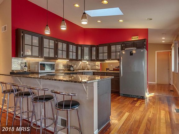 Gourmet Kitchen w/stainless app and granite