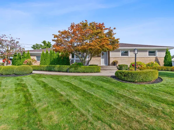 38098 Seaway Ct, Harrison Township, MI 48045