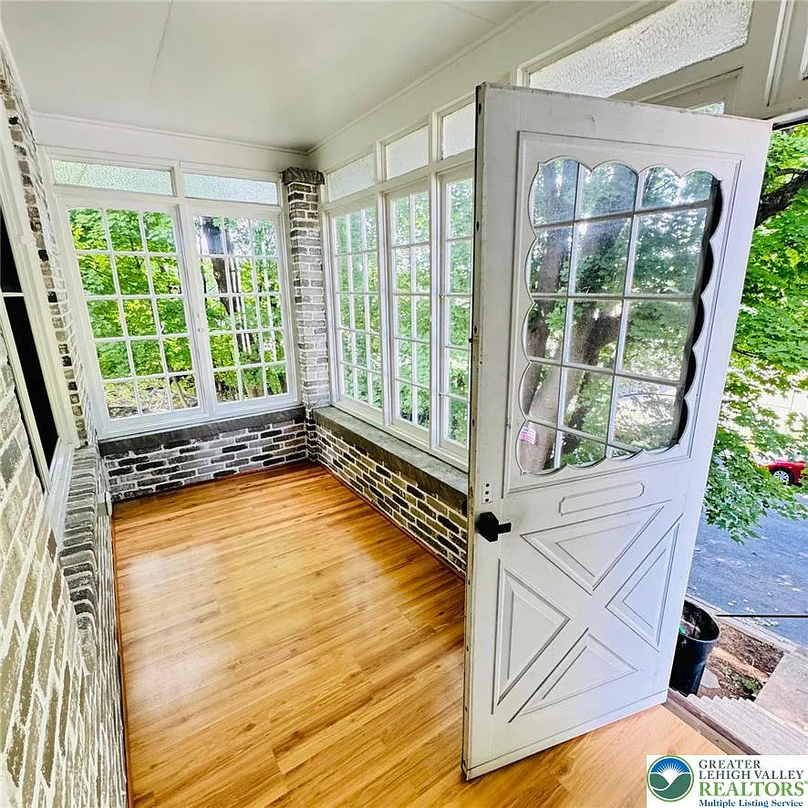 4 bed, 1.0 bath, 1392 sqft, $2,100 — Photo 2