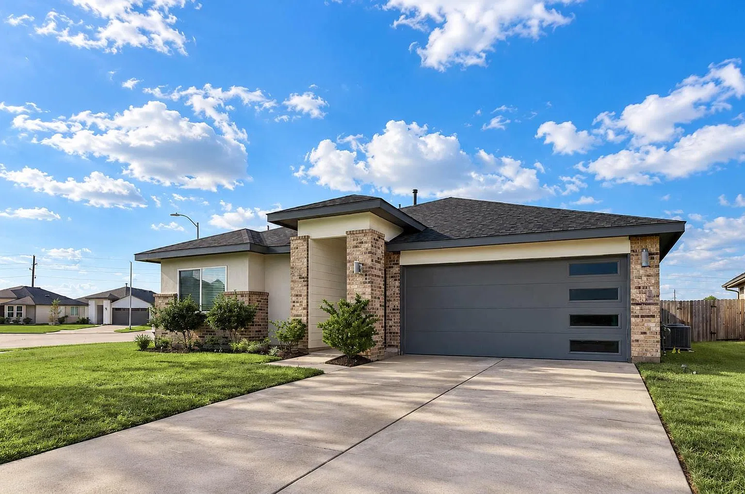3 bed, 2.0 bath, 1294 sqft, $2,100 — Photo 2