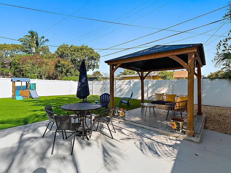 423 Avenida Alegre — Photo 2