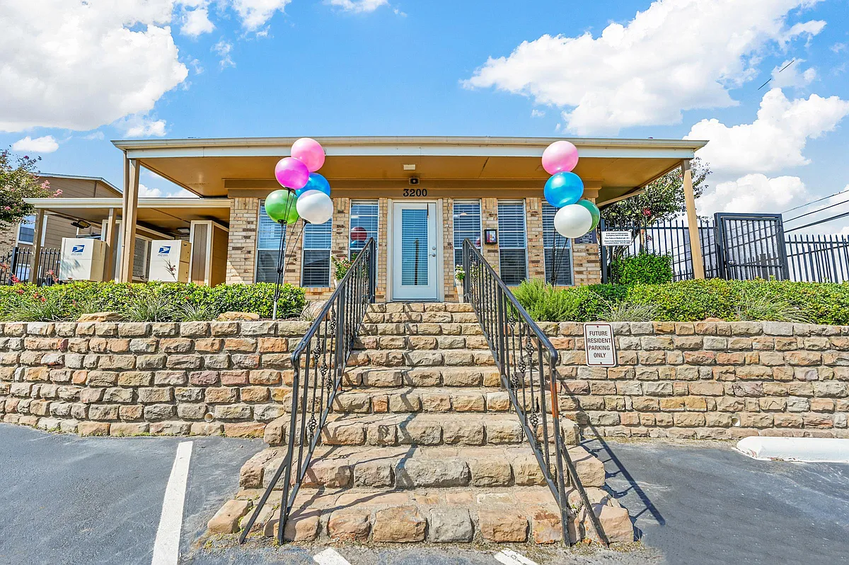 Our beautiful leasing office - Welcome to Broadmoor Place! - Broadmoor Place