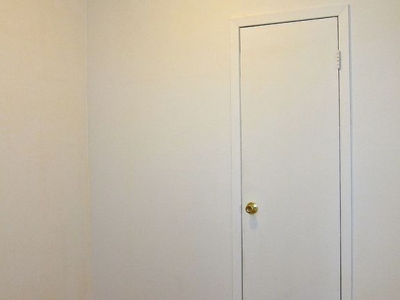 3rd image of 221 W 28th St APT 5RE