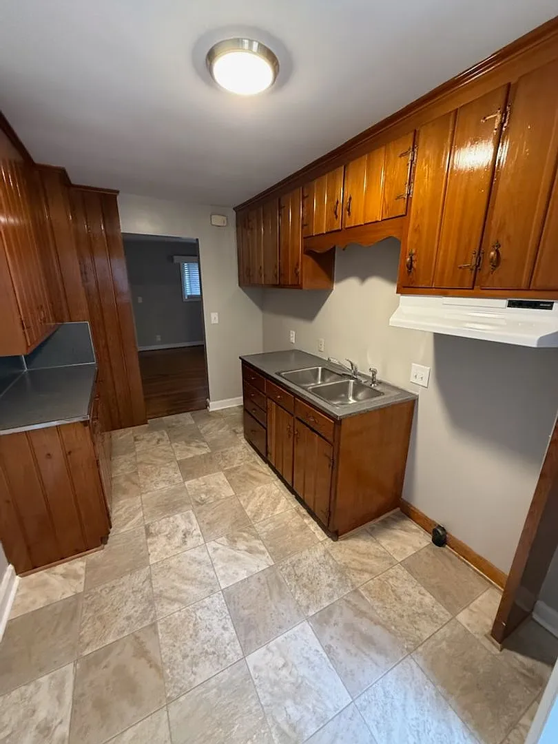 Oakwood Apartments | 2425 Queen Street Apt #10 — Photo 1