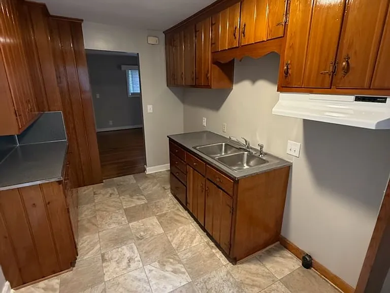 2425 Queen St #10 — Photo 1
