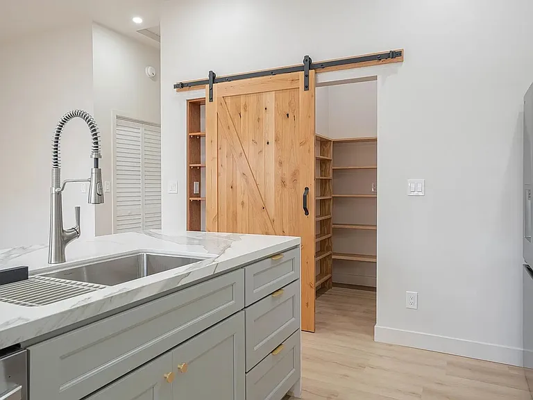 987 Harcourt Ave — Photo 6
