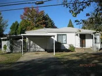 1004 NW Highland Ave photo 1