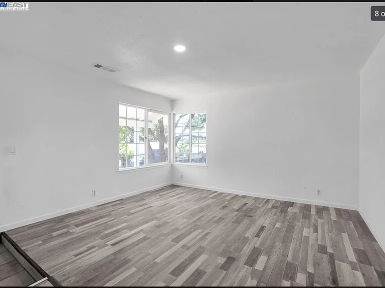 1146 Lewis Ave — Photo 7
