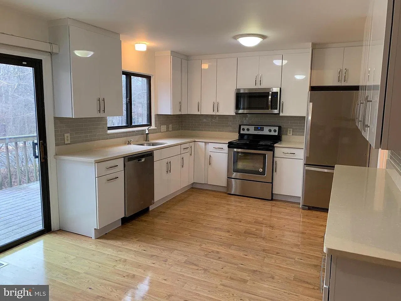 3 bed, 3.5 bath, 2600 sqft, $3,100 — Photo 3